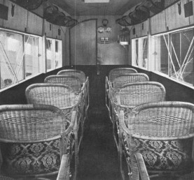Cabine met rieten stoelen in de Handley-Page W8.b